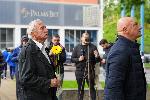 София - Цветя пред паетника на Гунди