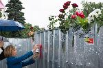 София - Солидарна България-цветя на паметник Съветска армия