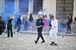 Абитуриенти празнуват пред храм "Св.Александър Невски" с димки и гърмежи, полицаи ги санкционират за нарушение на обществения ред и употреба на райски газ