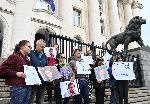 Близки и приятели на Пейо Пеев на протест пред Съдебната палата