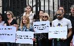 Близки и приятели на загиналото на пешеходна пътека 15-годишно момче Филип са на протест пред Съдебната палата