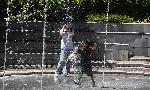 Жега в Хасково, деца се къпят в шадраваните