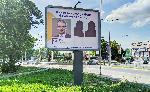 Във Варна сложиха отново билбордове с лика на Денков, но със силуетите на Борисов и Пеевски