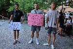 Близки на простреляното от полицай момче се събраха пред Бърза помощ в Плевен на протест