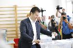 Кирил Петков гласува заедно със съпругата си Линда
