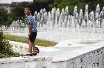София – Деца във фонтана пред НДК