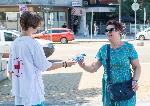 При 39 градуса на слънце, БЧК раздава вода в центъра на София