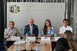 Министър Галин Цоков представя информация за  първата Международна олимпиада по изкуствен интелект в света, създадена от  българи