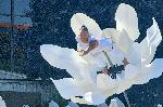 София - НДК - Международнен фестивал за уличен и куклен театър `Панаир на куклите` - Суей пол цветя /люлеещи се пилони/ - акробатичен спектакъл на Стенли Пагани и Луиза Душкова