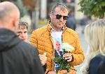 Защитници на Джейхан Ибрямов с бели рози пред Съдебната палата в София