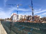 Опасен изкоп и строителна техника стърчат над спирка на градския транспорт в столичния квартал Младост