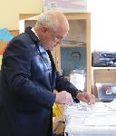 Служебният премиер Димитър Главчев избра машинното гласуване