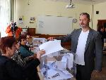 Делян Добрев гласува с хартиена бюлетина в Хасково