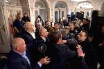 Тълпата налетя на директора на Народния театър по време на  протест срещу спектакъла `Оръжията и човекът`, поставена от Джон Малкович