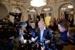 София - Протест пред Народния театър -  протест срещу спектакъла `Оръжията и човекът`, поставен от Джон Малкович