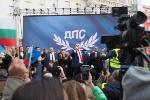 Делян Пеевски излезе при привържениците си пред парламента