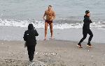 Моржуване на плажа в Бургас