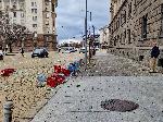 София - Товарен бус - разсипа шишета пред парламента