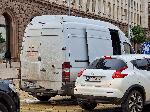 София - Товарен бус - разсипа шишета пред парламента