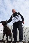 Варненският зевзек Росен Марков благодари с агнето Мишо за започнат ремонт на параклис
