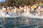 Варненци с първо къпане  в морето за годината