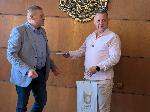 Кметът на Плевен награди хваналия кръста за Йордановден