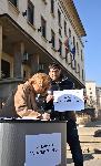 София - Изправи се.БГ и Мая Манолова - подписка за таван на банковите такси
