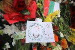 Пред паметника на Васил Левски в София ученици поднасят венци и цветя
