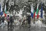 Бургас - Деца поднасят цветя пред паметника на Васил Левски