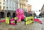 София - Акция на Грийнпийс- розов октопод пред МС