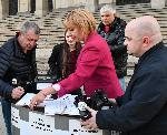 Протест пред сградата на БНБ срещу високите банкови  такси и комисионни
