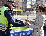 ОДМВР Варна изрази своето уважение и признателност към жените - водачки на МПС  вкато след проверка  им подарява цветя