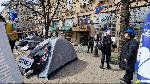 Пред Министерство на здравеопазването представители на синдикат "Защита" разпънаха палатки в знак на протест