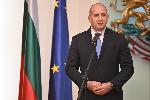 Виетнамският посланик До Хоанг Лонг с орден "Мадарски конник" първа степен