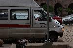 Микробус на болница "Пирогов" блъсна електрически стълб пред президенството