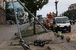 София - Микробус се удари в електрически стълб пред президенството