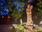 Видин - Скулптора на Кирил и Методий в двора на училище