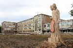Видин - Скулптора на Кирил и Методий в двора на училище