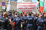 София - Протестът за запазване на лева се пренася и до Министерски съвет, има припаднал полицай