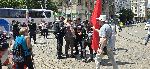 Напрежението около парламента продължава, задържаха протестиращ