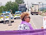 Видин - Служители на АПИ блокират Дунав мост 2