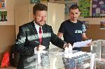 Кандидат-кметът Георги Илиев гласува в частичните избори за районен кмет