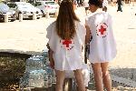 Доброволци на БЧК и от Столична община  раздават безплатно вода в центъра на София