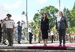 Председателят на албанския парламент  Елиса Спиропали поднася венец на паметника на Незнайния воин