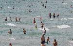 Варненци и  туристи се разхлаждат в морето и по фонтаните в жегата