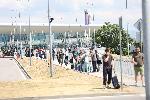Промененият достъп до летището в София доведе до върволица от лутащи се хора с куфари