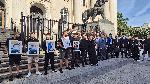 Близки на убития в квартал Христо Ботев от АТВ протестират с негови портрети пред Съдебната палата в София