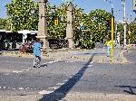 София - Пешеходци с телефон пресичат пътното платно