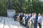 София- Градският съвет на БСП - София отбеляза празничния Девети септември с поднасяне на венци и цветя на Братската могила