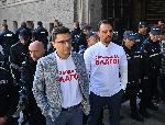София - Депутати са блокирали входа на паркинга на парламента
